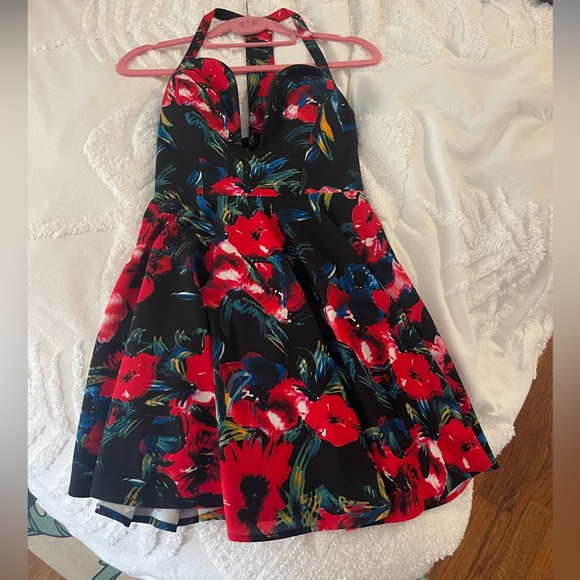 Printed halter X cross dress - Picture 7 of 7